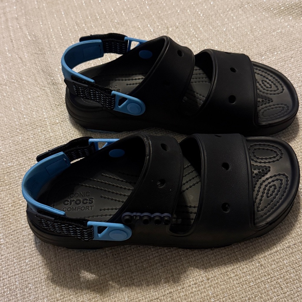 CROCS Woman’s Black and Blue Sandals Size 8 - Picture 2 of 5